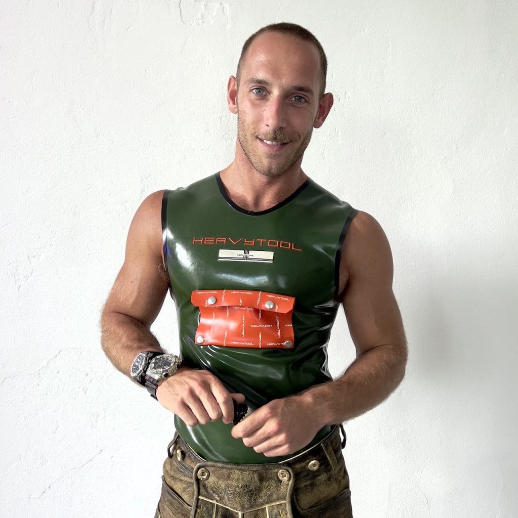 Latex sleeveless explorer 55