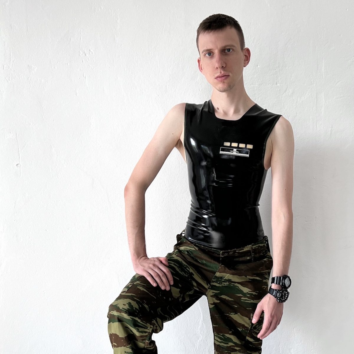Sleeveless - Российский - гомосексуал