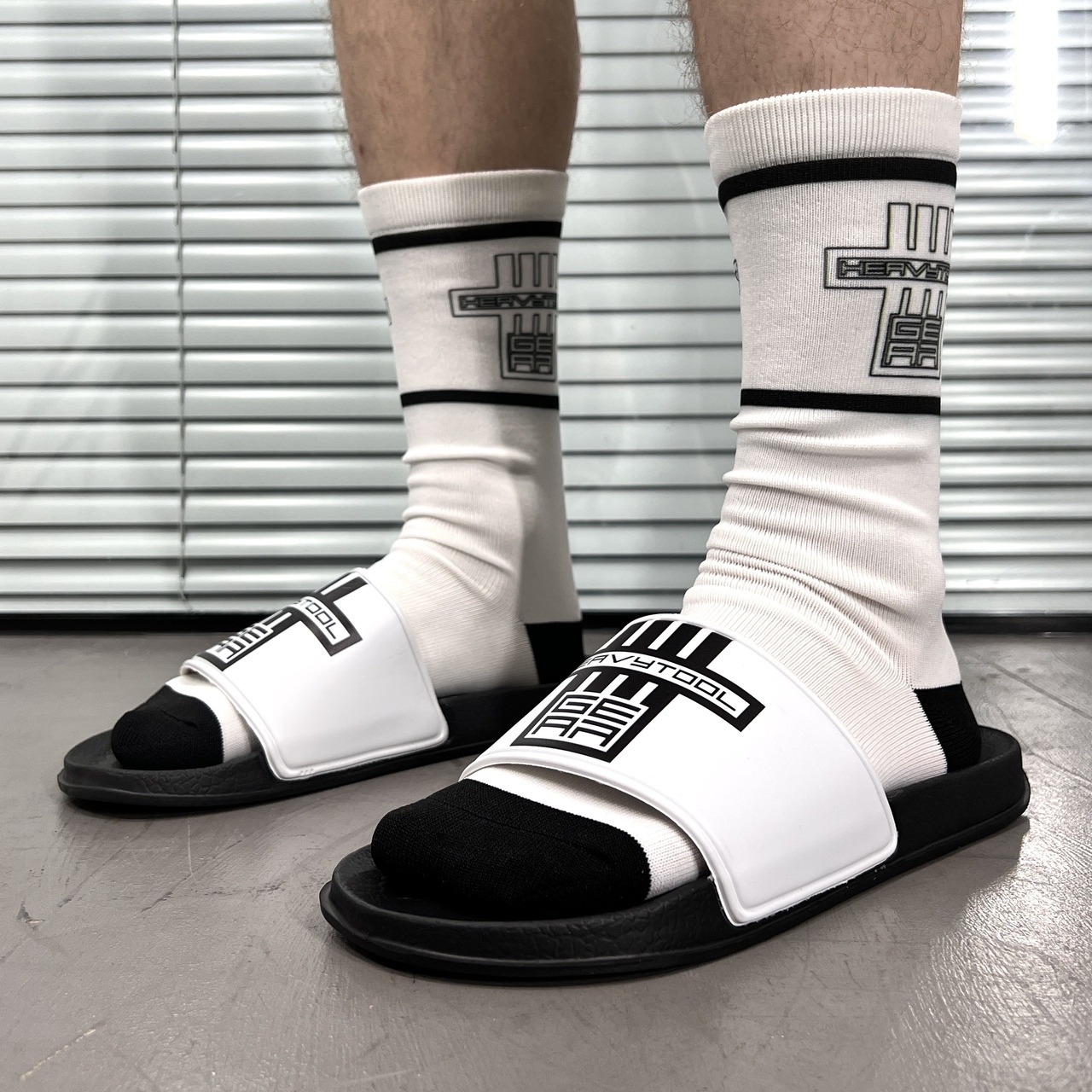 shower-sandals-flip-flops-heavytool-gear-fetish-gay-berlin