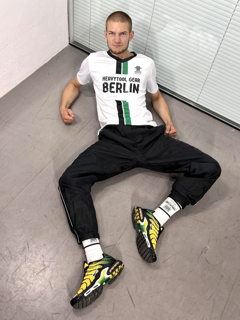 trikot-shirt-tshirt-sport-football-white-green-black-heavytool-gear-fetish-gay-berlin