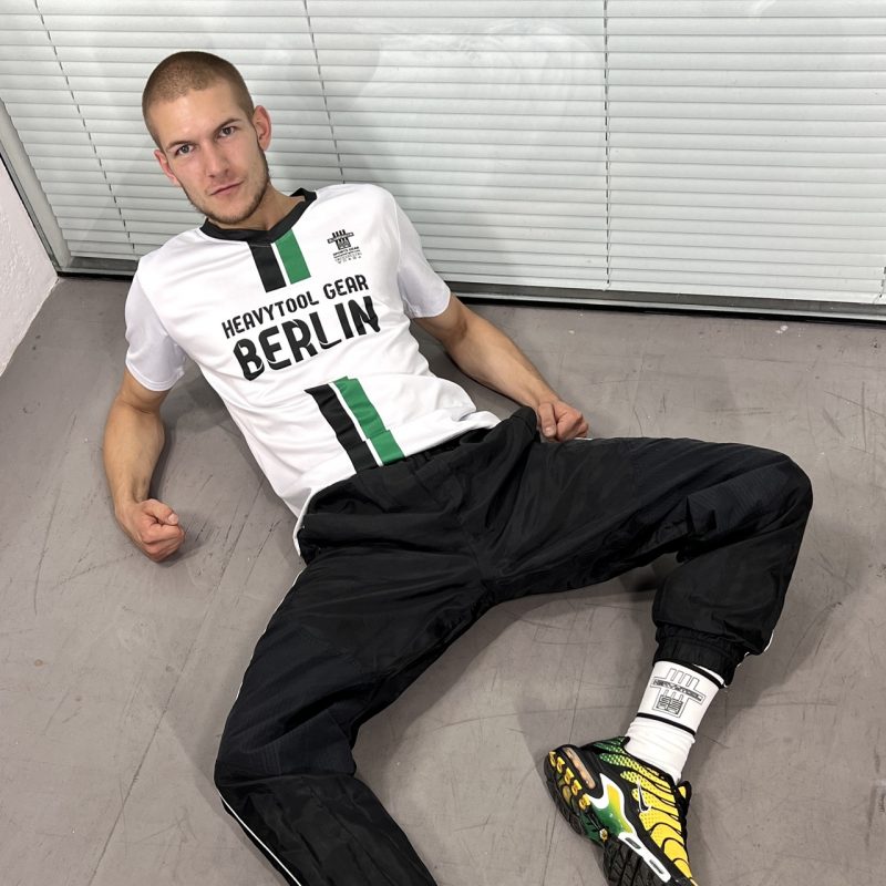 trikot-shirt-tshirt-sport-football-white-green-black-heavytool-gear-fetish-gay-berlin